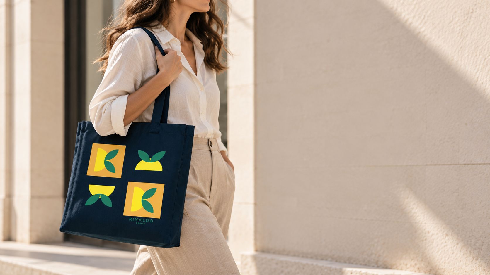Donna con la Tote Bag Limoni blu