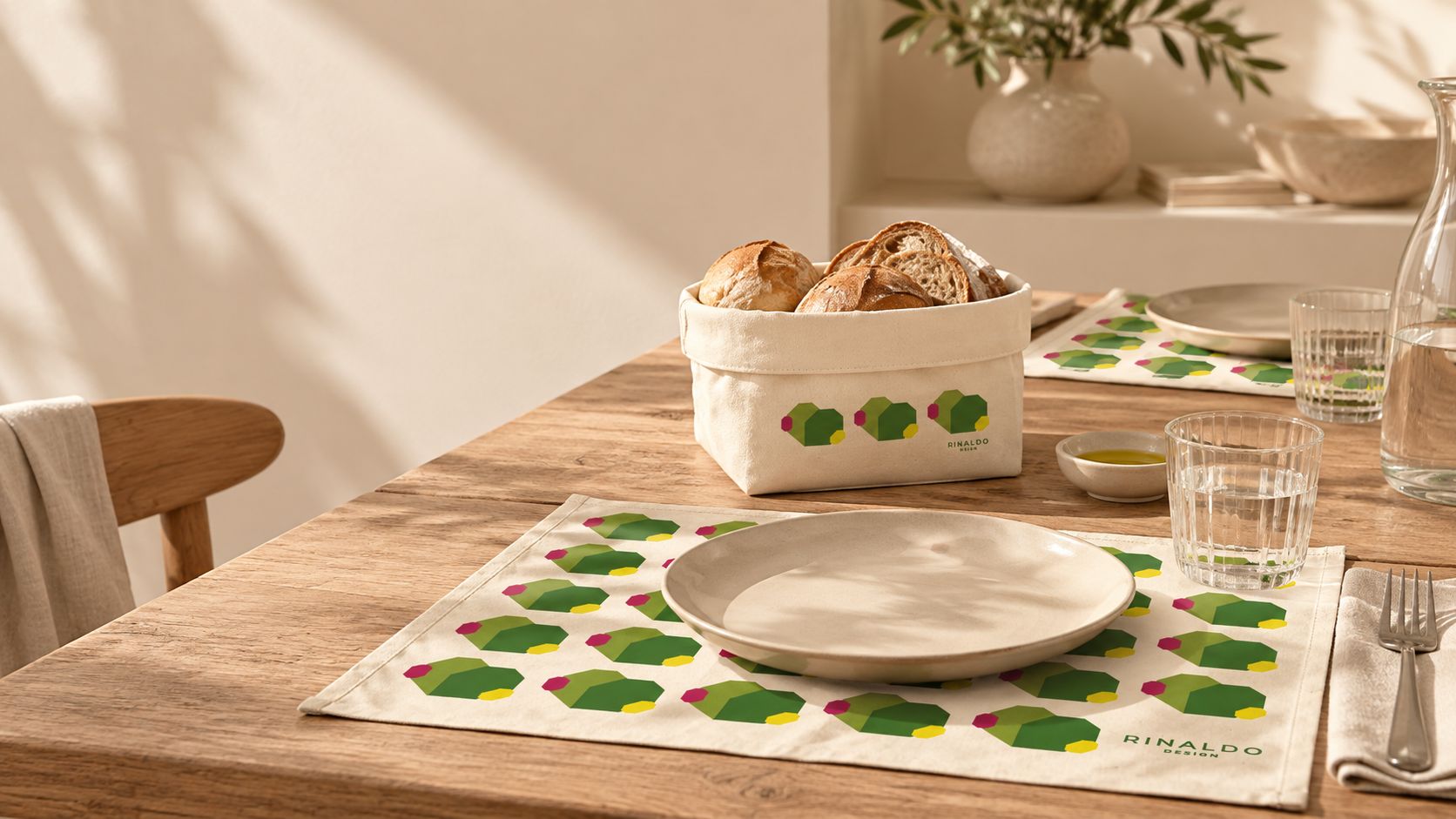 Tovagliette e cestino pane Ficodindia sulla tavola
